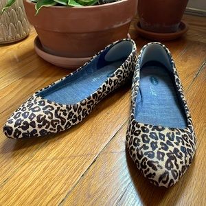 Pointed cheetah flats